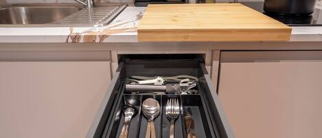 豪華公寓 | 私人廚房 | 雪櫃、微波爐、爐具、廚房用具/餐具/器皿