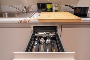 Apartamento luxo | Cozinha privada | Geladeira, micro-ondas, cooktop, talheres/pratos/utensílios de cozinha