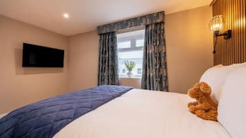 Deluxe-lejlighed | Pengeskab på værelset, skrivebord, arbejdsområde til bærbare computere