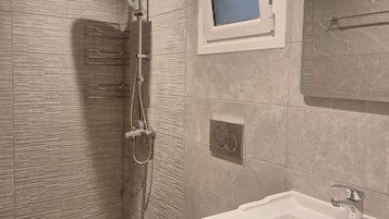 Douche, sèche-cheveux, serviettes fournies