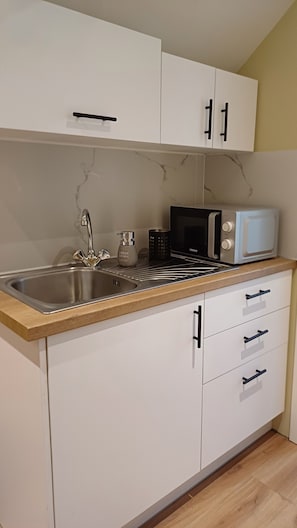 Refrigerador, microondas, cafetera y tetera y condimentos