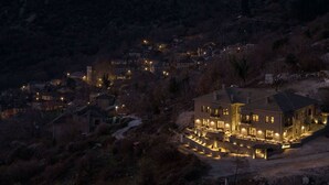 Een groot, goed verlicht hotel met meerdere verdiepingen en een opvallende ingang.