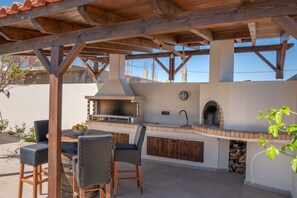 Outdoor dining - Rodanthi Cretan Villa (Kokkini Hani)