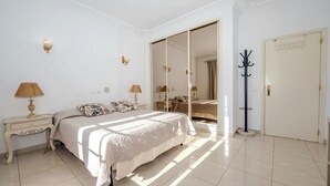 3 bedrooms, iron/ironing board, travel crib, bed sheets - Praia da Marinha Apartment (Lagoa)