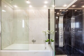 Een douche, een haardroger, handdoeken