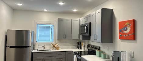 ثلاجة، ميكروويف، فرن، موقد طهي مسطح