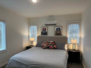 2 bedrooms, WiFi, bed sheets, wheelchair access - Trailside 2BR Cottage | Walk Downtown + Greenfront (Farmville)
