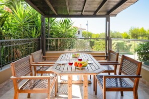Outdoor dining - Spa Villa Sunny in Chaniotis (Chaniotis)