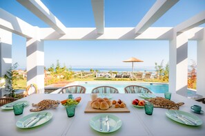 Outdoor dining - Olive Grove Panorama Suite Pende (Chaniotis)