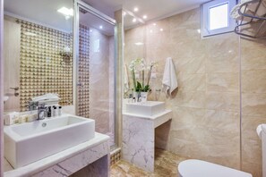 Dusche, Haartrockner, Handtücher