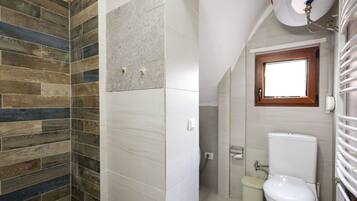 Een douche, handdoeken