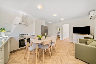 Modern 3BR Retreat | Sleeps 6 | Near Fiona Stanley & Murdoch University ”