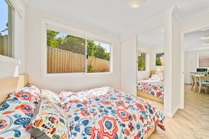 3 bedrooms, free WiFi, bed sheets - Modern 3BR Retreat | Sleeps 6 | Near Fiona Stanley & Murdoch University ” (Bateman)