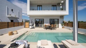 A modern two-story house with a swimming pool, outdoor seating, and a balcony. - Villa Lux Stana II in Zakynthos (Laganas)