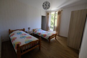 Iron/ironing board, WiFi - Holiday Home “Gîte Le Maine” with Private Pool, Wi-Fi & Air Conditioning (Siorac-de-Ribérac)