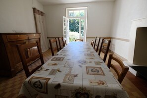 Dining - Holiday Home “Gîte Le Maine” with Private Pool, Wi-Fi & Air Conditioning (Siorac-de-Ribérac)