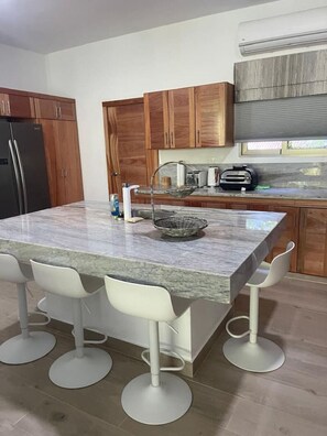 Fridge, microwave, oven, stovetop - Pro Cab Apartment/Washer/BBQ (Cabarete)