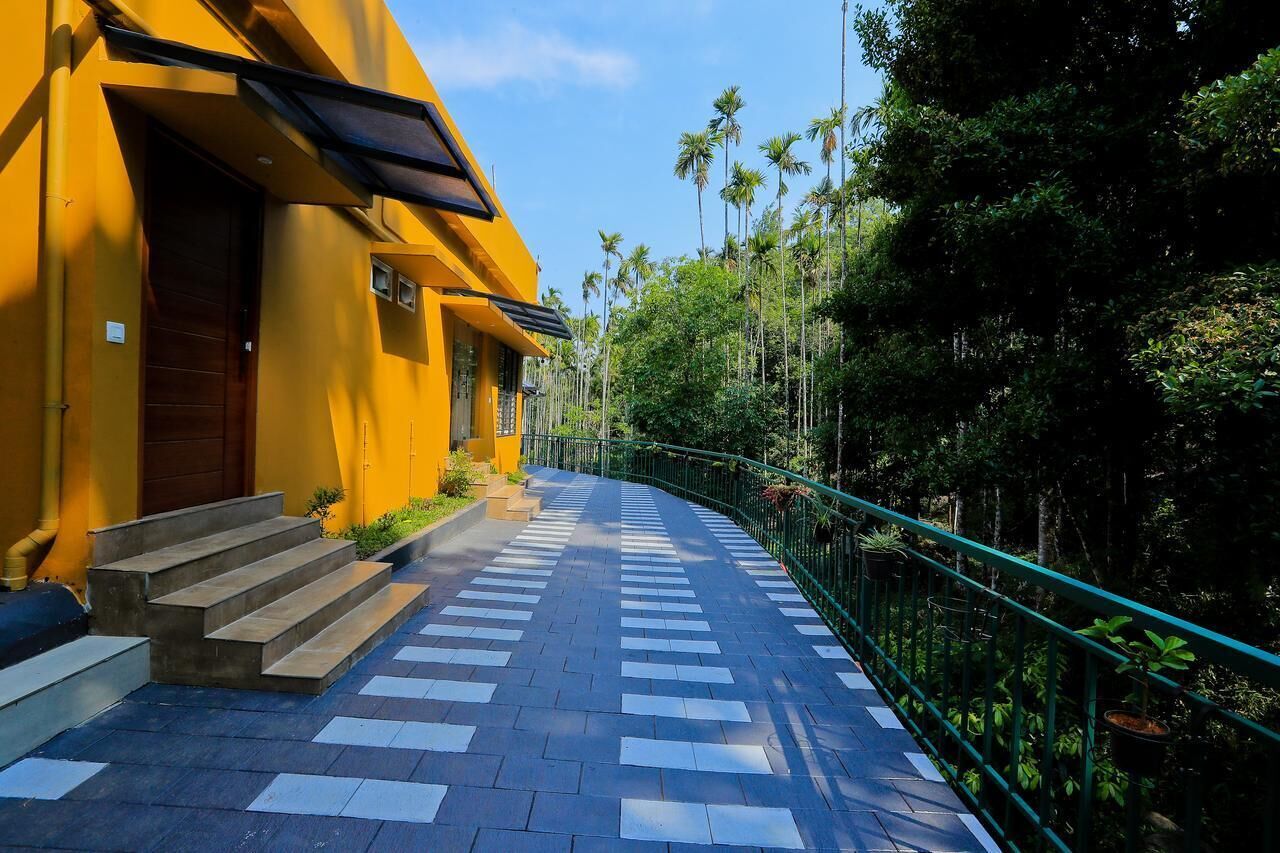 Chambre Quadruple Familiale, vue jardin | Enceinte de l’hébergement