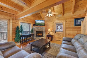 Smart TV, video games, table football - Nestled along a serene creek in Pigeon Forge, Creekside Delight offers a perfect (Pigeon Forge)