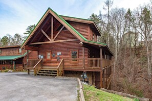 Exterior - Nestled along a serene creek in Pigeon Forge, Creekside Delight offers a perfect (Pigeon Forge)