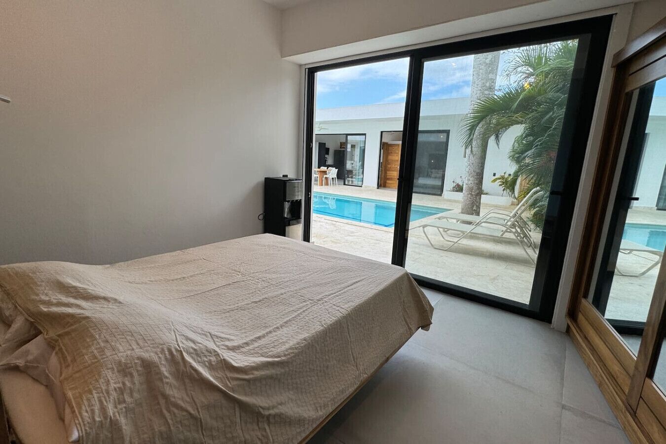 Escritorio, tabla de planchar con plancha, wifi y ropa de cama 