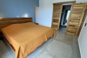 Een bureau, een strijkplank/strijkijzer, wifi, beddengoed