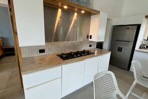 Een koelkast, een microgolfoven, een oven, een kookplaat