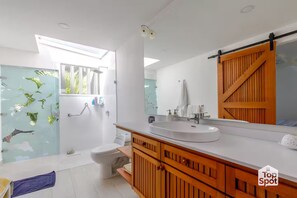 Douche, sèche-cheveux, serviettes fournies, savon