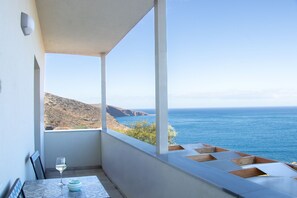 Outdoor dining - House of Harmony Suites | Antonia (Agia Pelagia)
