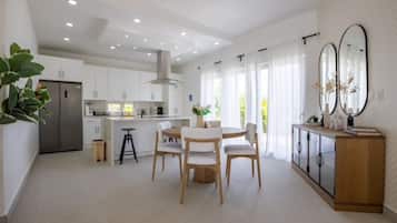 Fridge, oven, stovetop, coffee/tea maker