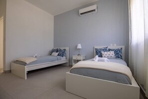 Escritorio, tabla de planchar con plancha, wifi y ropa de cama 