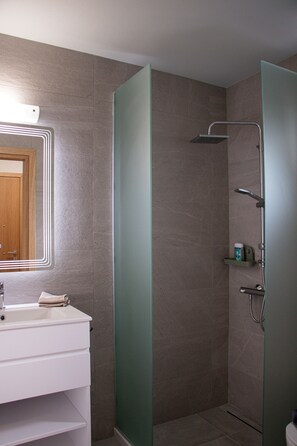 Shower, hair dryer, towels - House of Harmony Suites | Mira (Agia Pelagia)