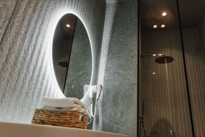 Hair dryer, towels - Zins Luxury Apartment 02 (Durrës)