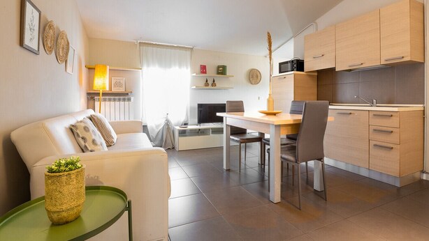 A modern apartment with a living room, dining area, and kitchen. - Desenzano Suites - Tiglio by Wonderful Italy (Desenzano del Garda)