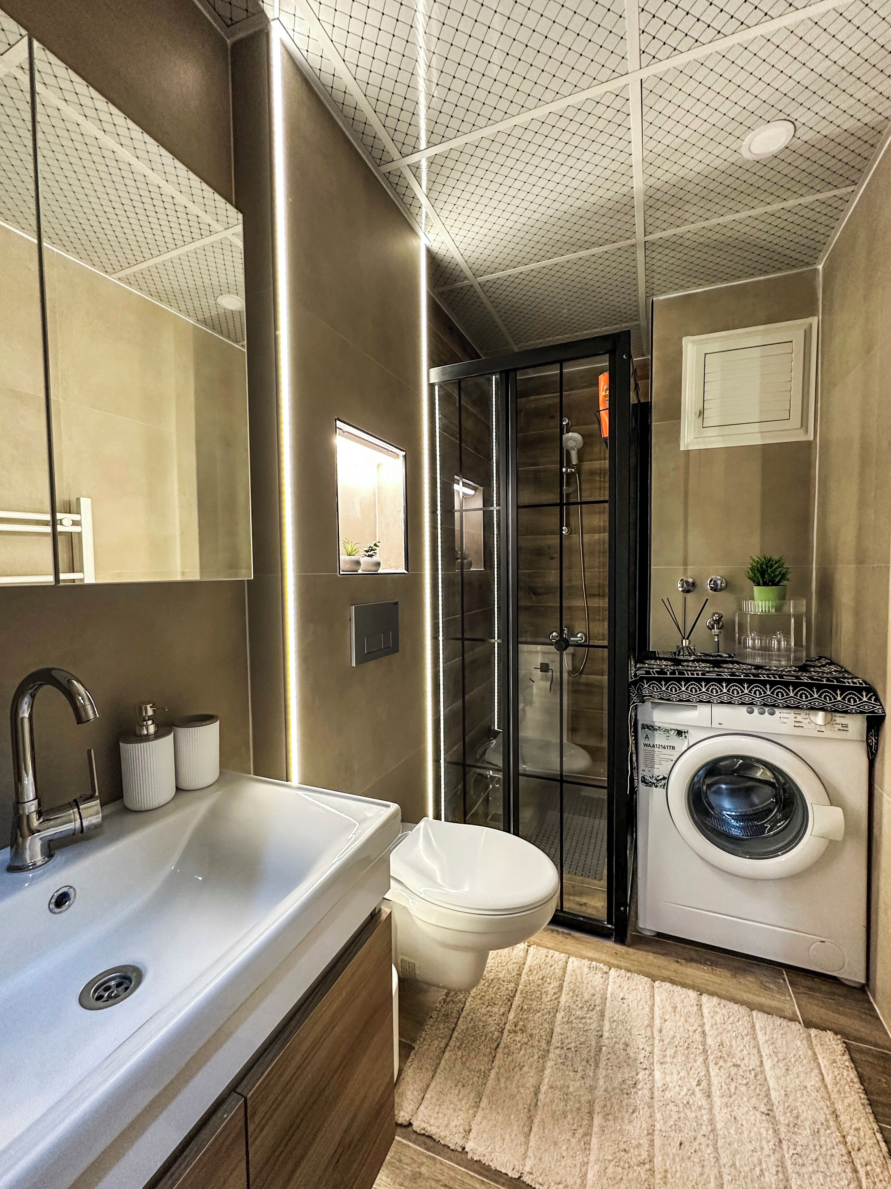 Douche, sèche-cheveux, bidet, serviettes fournies