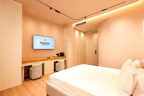 1 makuuhuone, työpöytä, silitysrauta/-lauta, vauvan matkasänky