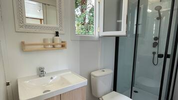 SĂšche-cheveux, serviettes fournies, savon, papier toilette