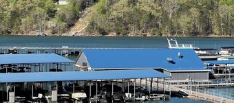 Cozy 2-bedroom + Loft Wood Cabin in Rocky Top with AC