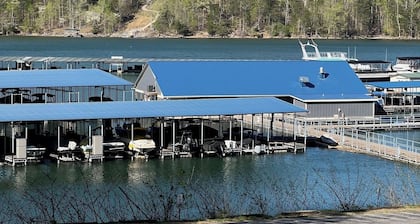 Cozy 2-bedroom + Loft Wood Cabin in Rocky Top with AC