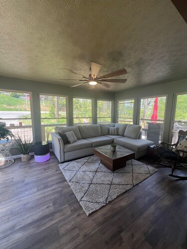 Cozy 2-bedroom + Loft Wood Cabin in Rocky Top with AC