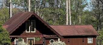 Cozy 2-bedroom + Loft Wood Cabin in Rocky Top with AC