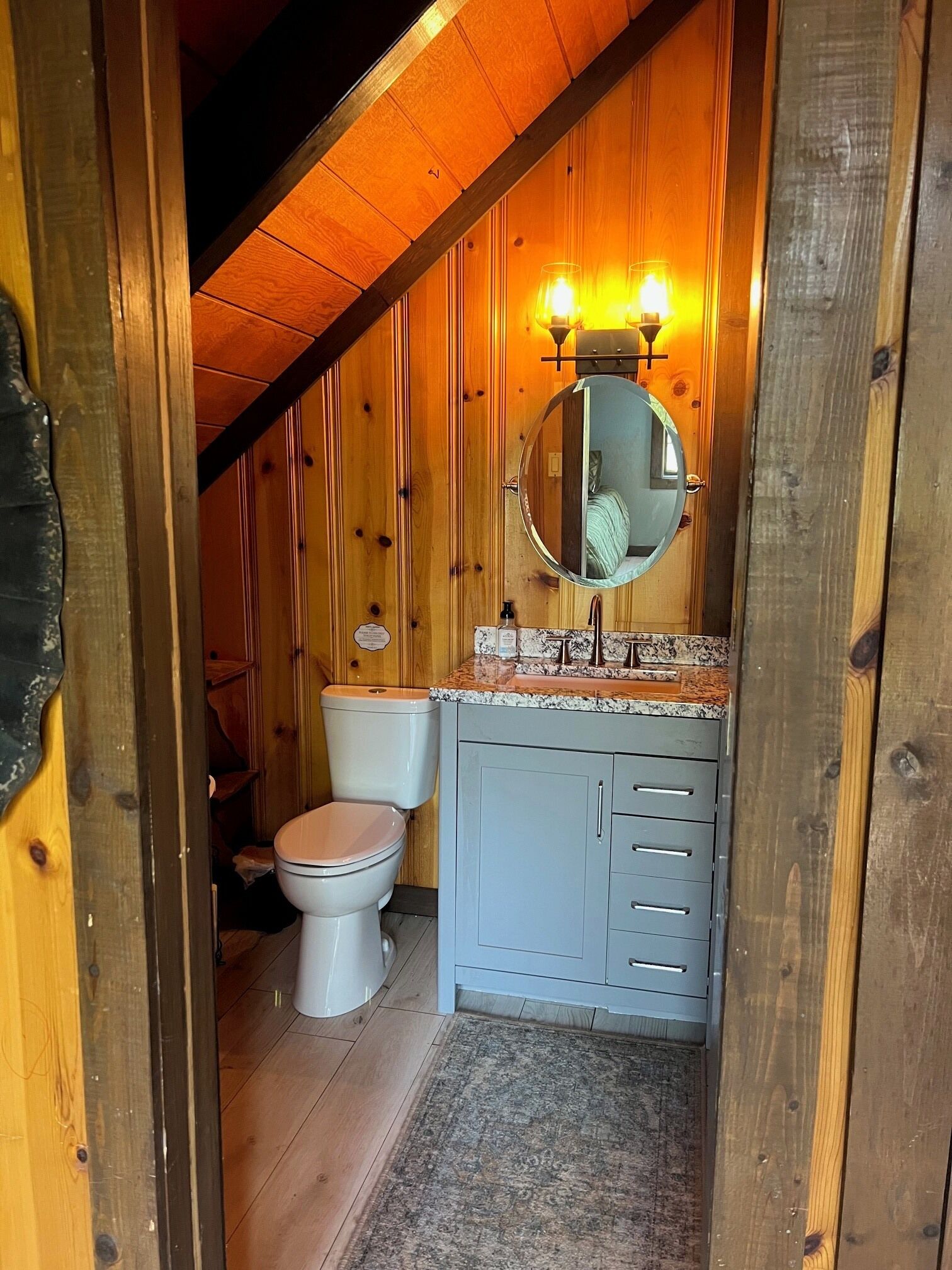 Douche, séchoir à cheveux, serviettes fournies, savon