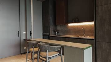 Coffee/tea maker, fridge, oven, stovetop