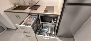 Wasserkocher mit Kaffee-/Teezubehör, Kühlschrank, Mikrowelle, Toaster