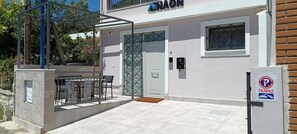 Outdoor dining - AENAON Corfu Luxury Apartments #01 - Apollo Apt (Ypsos)