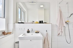 Doccia, asciugacapelli, asciugamani, sapone