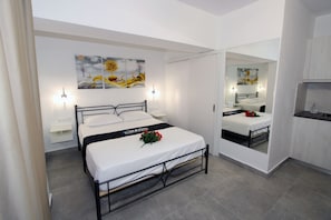 A modern bedroom with a bed, bedside tables, a mirror, and a painting on the wall. - AENAON Corfu Luxury Apartments #02 - Artemis Apt (Ypsos)