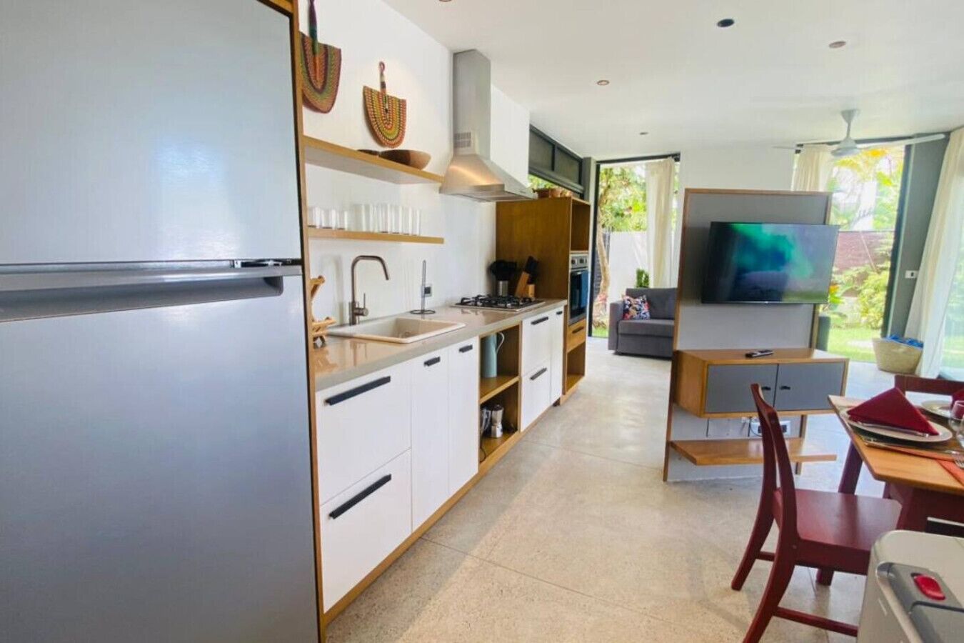 Kühlschrank, Mikrowelle, Ofen, Herdplatte