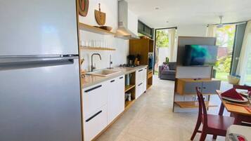 KĂŒhlschrank, Mikrowelle, Ofen, Herdplatte