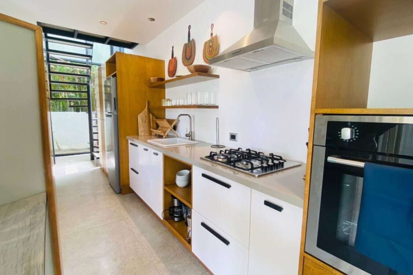 Jääkaappi, mikroaaltouuni, uuni, liesi